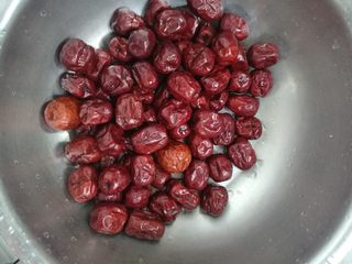 3、大红枣粽子,大红枣洗净,不需要浸泡。