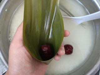 4、大红枣粽子,粽叶折成一个漏斗的形状,放进一颗大枣。