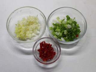 1、蚂蚁上树,准备食材，葱姜蒜切碎，红辣椒切碎，肉切碎