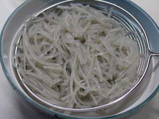 2、蚂蚁上树,红薯粉用温水泡发洗净，从中间剪短，以免太长不好夹