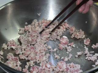 3、蚂蚁上树,热锅冷油，下肉末炒