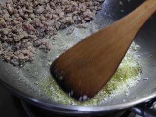 4、蚂蚁上树,把葱姜煸出香味