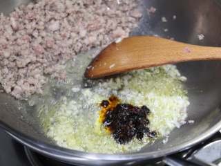 5、蚂蚁上树,加一勺豆豉（或者豆瓣酱）炒香