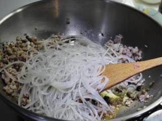 6、蚂蚁上树,和肉末炒匀后，下红薯粉翻炒