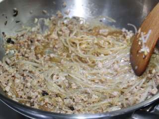 7、蚂蚁上树,加适量生抽和盐调味