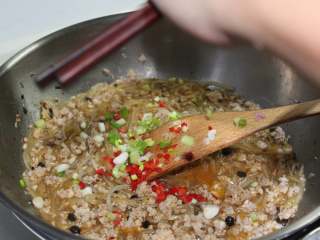 8、蚂蚁上树,最后加红椒和香葱提色提味