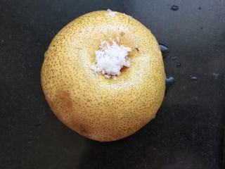 1、蜂蜜梨盅,加少许盐把梨清洗干净