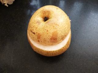 3、蜂蜜梨盅,从上面三分之二处切开