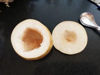 4、蜂蜜梨盅,把梨心挖掉