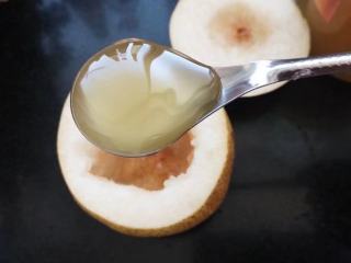 5、蜂蜜梨盅,加入一勺蜂密