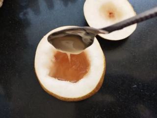 6、蜂蜜梨盅,再加入少许的水