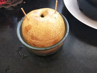 9、蜂蜜梨盅,放在一只小碗里