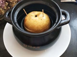 11、蜂蜜梨盅,连同小碗一起放入砂锅内