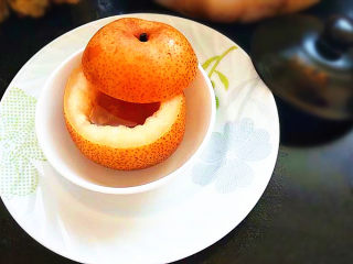 14、蜂蜜梨盅,取出梨盅趁热吃梨