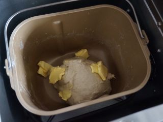 5、黑豆红枣豆浆小餐包,面团静置5分钟后加入切成小块的黄油