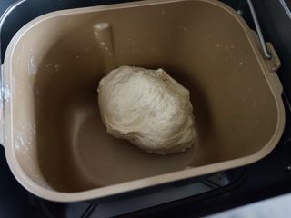 6、黑豆红枣豆浆小餐包,继续选择和面程序12分钟，面团和好后，发酵20分钟