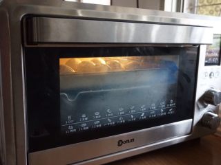 8、黑豆红枣豆浆小餐包,将面包坯放在东菱K40C烤箱里，烤箱内放置一碗热水，使烤箱内保持一定的湿度，选择烤箱的发酵档，34度发酵40-50分钟