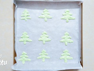 1、圣诞树裸蛋糕卷,这个圣诞树的制作过程：先把黄油在室温下软化，后加入糖粉，蛋清，和低粉搅拌均匀！无颗粒状即可！然后用牙签挑一点点食用绿色素到蛋黄糊里搅拌均匀！装入裱花袋，将裱花袋剪一个小口，用右手握住裱花袋上端，轻轻的挤出圣诞树的形状即可，记住不要挤太厚，然后将烤盘放入冰箱冷藏几分钟定型，如上图！