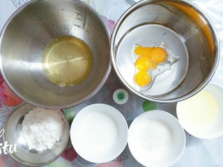 2、圣诞树裸蛋糕卷,准备好做蛋糕卷的材料！