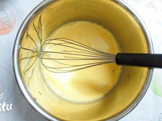 3、圣诞树裸蛋糕卷,蛋黄盆里加入牛奶搅拌均匀！