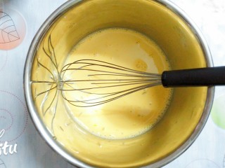 4、圣诞树裸蛋糕卷,再加入所有糖的四分之一！剩下的四分之三用来打发蛋清用！