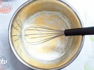 5、圣诞树裸蛋糕卷,放入油搅拌均匀，再放低粉搅拌成糊状即可！