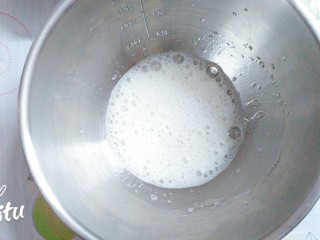 6、圣诞树裸蛋糕卷,蛋白打发至起大泡！加入剩下的糖的三分之一！