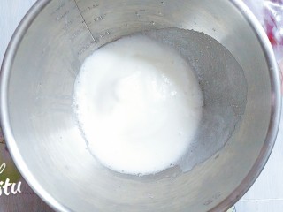 7、圣诞树裸蛋糕卷,蛋清继续搅打至起小泡，再加入剩下的二分之一的糖！