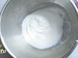 8、圣诞树裸蛋糕卷,蛋清打至开始有些许纹路，把剩下的所有糖全部加下去！搅打至八成发即可！切不可打太过，不然烤出来的蛋糕卷会很软，卷不起来！