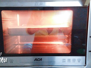 11、圣诞树裸蛋糕卷,烤箱上下火175度预热10分钟，然后把调制好的蛋糕液倒入已定型好的圣诞树烤盘里晃匀，轻轻震几下烤盘，震出气泡！入烤箱，上火175度，下火170度烤15分钟左右！这些要根据个人烤箱的不同来适当调整！烤盘要放在烤箱中间那层！