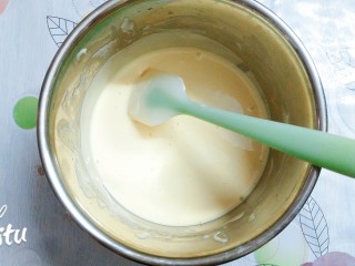 10、圣诞树裸蛋糕卷,最后把所有蛋白霜全部加入蛋黄糊里搅拌成细腻的糊状！