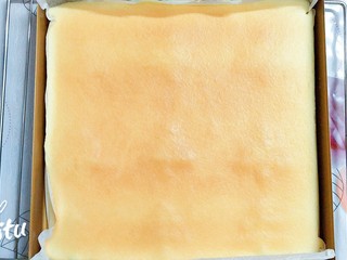 12、圣诞树裸蛋糕卷,这是蛋糕卷的上面，烤出来效果相当不错！上火温度适当高一点，上色效果会很好！