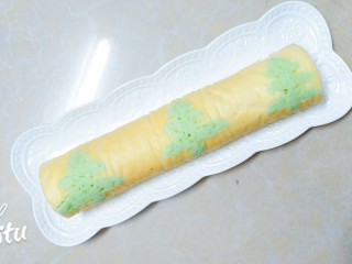 14、圣诞树裸蛋糕卷,卷好后的样子，由于家里没有抹面的材料了，所以就直接卷上了，大家可以根据个人喜好，在蛋糕卷里面那层，抹上自己喜欢的东西！