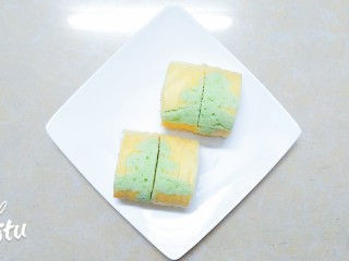 15、圣诞树裸蛋糕卷,切成四小段的两颗圣诞树！感觉有点小清新！