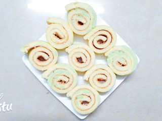 17、圣诞树裸蛋糕卷,一整条卷，刚好切出来九个小卷，一家三口，一人三个，哈哈哈哈！