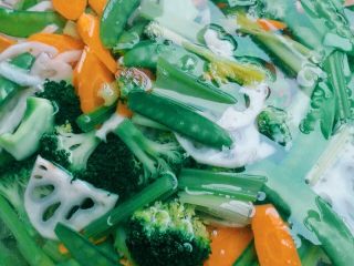 2、家庭版麻辣香锅,蔬菜焯水过凉控干,水里加盐哦(洋葱红椒不焯水)