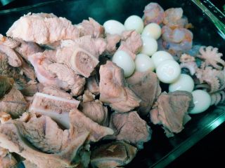 3、家庭版麻辣香锅,排骨墨鱼仔焯水,鹌鹑蛋煮好剥壳