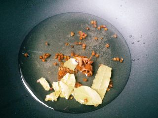 4、家庭版麻辣香锅,锅里倒油放香料小火慢炸,弃之