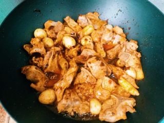 6、家庭版麻辣香锅,倒入豆瓣酱和麻辣香锅料翻炒