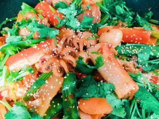 7、家庭版麻辣香锅,倒入剩下的食材翻炒均匀,加盐糖蚝油调味,撒上芝麻和香菜,出锅~