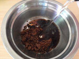 2、红糖紫薯饼,红糖加入开水。