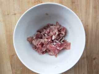 1、有助于抵抗雾霾的木耳黄花菜炒肉,准备肉丝。