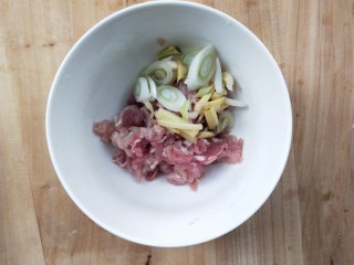 2、有助于抵抗雾霾的木耳黄花菜炒肉,放入葱,姜,蒜。