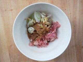 3、有助于抵抗雾霾的木耳黄花菜炒肉,放适量酱油,十三香。