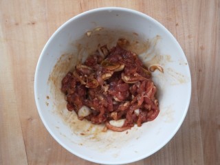 4、有助于抵抗雾霾的木耳黄花菜炒肉,搅拌均匀,备用。