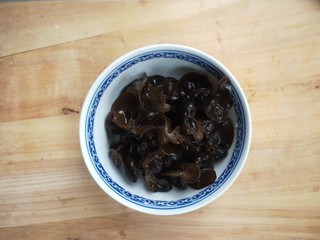 5、有助于抵抗雾霾的木耳黄花菜炒肉,木耳泡开。