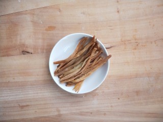 6、有助于抵抗雾霾的木耳黄花菜炒肉,黄花菜洗净。