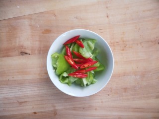 7、有助于抵抗雾霾的木耳黄花菜炒肉,青椒切滚刀,红椒切小段。