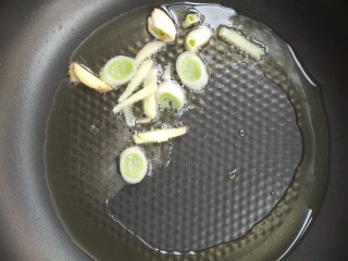 8、有助于抵抗雾霾的木耳黄花菜炒肉,起油锅,放少许姜葱蒜煸一下。