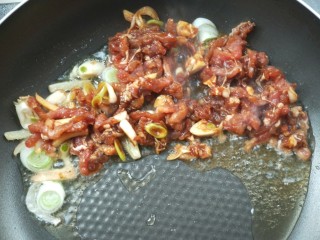 9、有助于抵抗雾霾的木耳黄花菜炒肉,倒入肉丝。